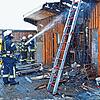 Die Bräunlinger Feuerwehr löscht am Sonntagnachmittag den Brand eines Gebäudes in der Guldenenstraße.