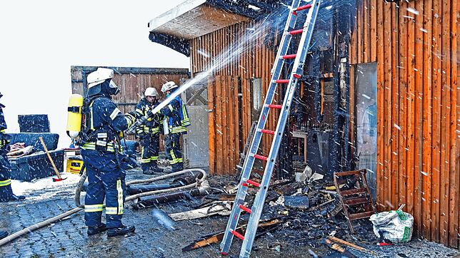 Die Bräunlinger Feuerwehr löscht am Sonntagnachmittag den Brand eines Gebäudes in der Guldenenstraße.