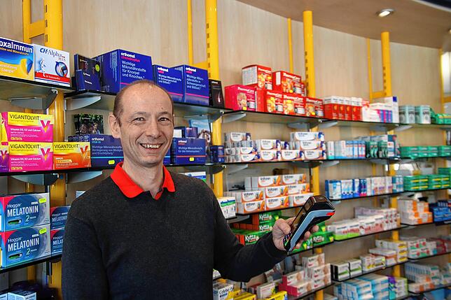 Der Finger auf dem Kartenleser: Jörg Nothnagel, Inhaber und Apotheker der Apotheke am Berliner Platz in Singen, erklärt, warum er keine ...
