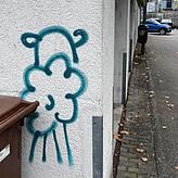Auch diese Figur, offenbar ein Lamm, wurde gesprüht. Hier sind unterschiedliche Interpretationen möglich – etwa die des Opferlamms.