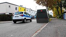 Der massive Blitzer-Anhänger soll auf Überlingens Straßen für mehr Sicherheit sorgen.