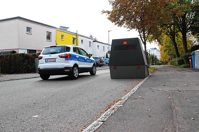 Der massive Blitzer-Anhänger soll auf Überlingens Straßen für mehr Sicherheit sorgen.