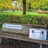 Unweit der Humorbank steht im Stadtgarten ein weiteres besonderes Sitzmöbel: Eine Lesebank der Konstanzer Stadtbibliothek. In der Kiste ...