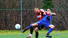 Marc Kuczkowski (links) war vom FC Radolfzell (Moritz Hlavacek) nicht immer zu halten. Der Überlinger Torjäger traf zum 2:3 und 3:3.