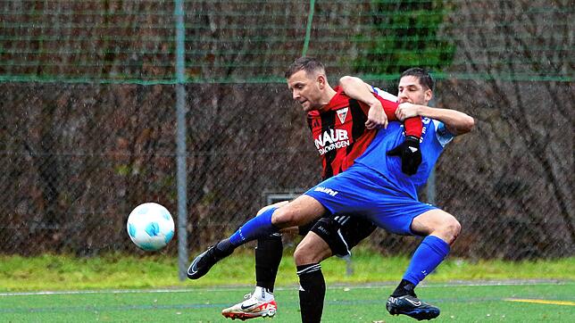 Marc Kuczkowski (links) war vom FC Radolfzell (Moritz Hlavacek) nicht immer zu halten. Der Überlinger Torjäger traf zum 2:3 und 3:3.