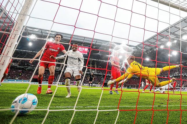 Leverkusens Jonathan Tah mit dem Torschuss zum 2:2.