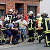 Ein Bild, das durch die Republik ging: Drei Männer behindern in Bremervörde (Niedersachsen) nach einem tödlichen Unfall die Arbeit der ...