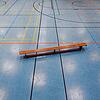 Blick in eine leere Sporthalle: Auch im Hegau ist der Spiel- und Trainingsbetrieb der Vereinewegen des Coronavirus überall eingestellt ...