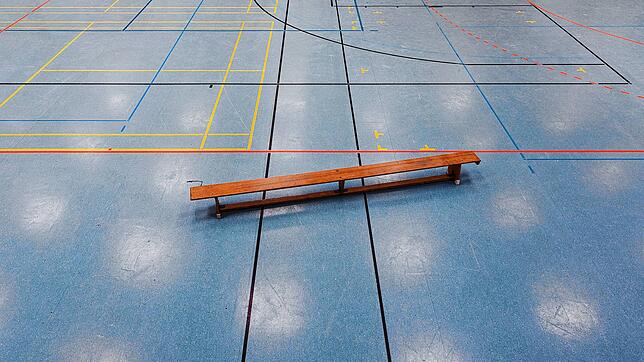 Blick in eine leere Sporthalle: Auch im Hegau ist der Spiel- und Trainingsbetrieb der Vereinewegen des Coronavirus überall eingestellt ...