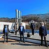 Gruppenbild vor der Heizzentrale: Stefan Schlachter, Projektleiterin Sarah Jenne, Erich Götz, Sven Geiger und Michael Thater.