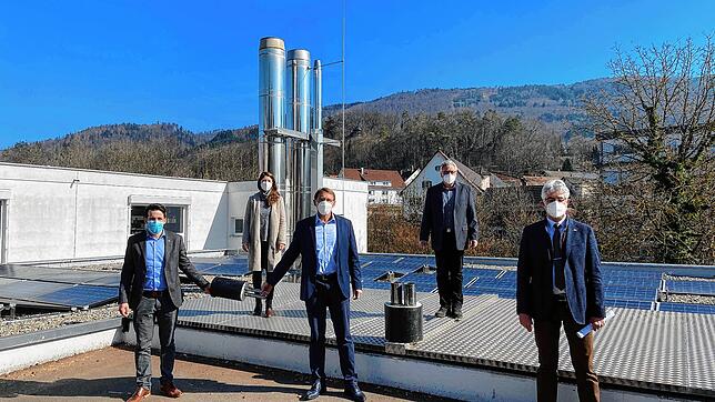 Gruppenbild vor der Heizzentrale: Stefan Schlachter, Projektleiterin Sarah Jenne, Erich Götz, Sven Geiger und Michael Thater.