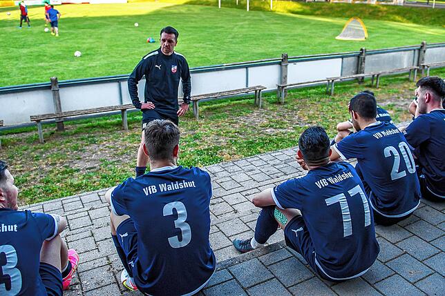 Bild 5: Titelanwärter FC Zell setzt sich mit 6:1 beim VfB Waldshut durch &ndash; und wir haben Bilder!