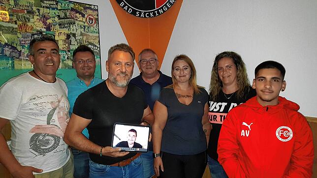 Neuer Jugendleiter ist nun Bartolomeo Caputo (Bildmitte mit Laptop), darauf der stellvertretende Jugendleiter, zuständig für ...