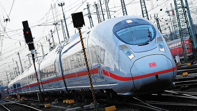 Der ICE fährt bald auch durch den Schwarzwald &ndash; und macht Station an kleinen Bahnhöfen wie dem in St. Georgen. Hier ein ICE, ...
