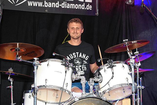Ganz im Element der Schlagzeuger der Live-Band Diamond
