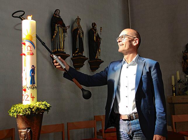 Das Entzünden der Kerzen, hier der Osterkerze, gehört zu den Aufgaben des Walbertsweiler Mesners Wolfgang Sessler.