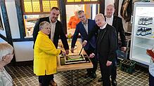 Anschnitt der Geburtstagstorte mit Angela Berlis (von links), Bürgermeister Markus Keller, Rainer Happle vom Pfarrgemeinderat, Pfarrer ...