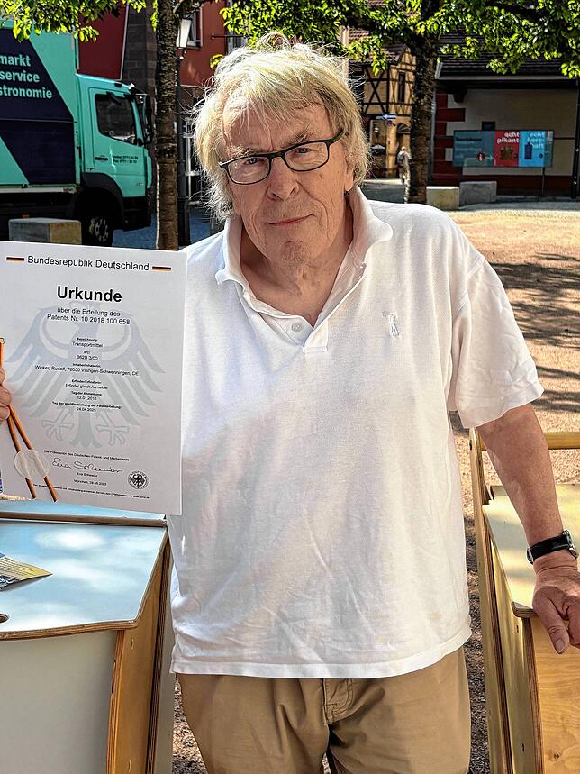 Rudolf Winker ist stolz und glücklich über die offizelle Urkunde vom Patentamt.