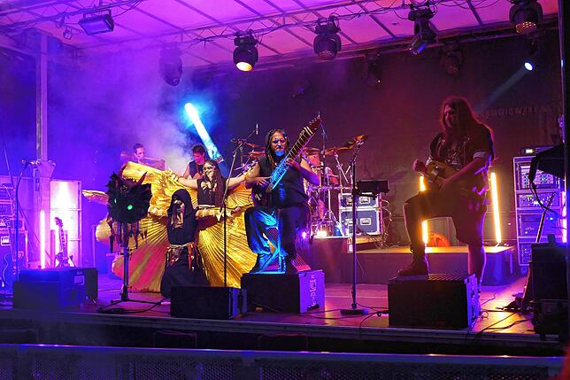 Die fünf Musiker der Mittelalterrockgruppe und ihre Tänzerinnen „Koenix“ entführten das Publikum in eine Sagenwelt voller Fabelwesen mit ...