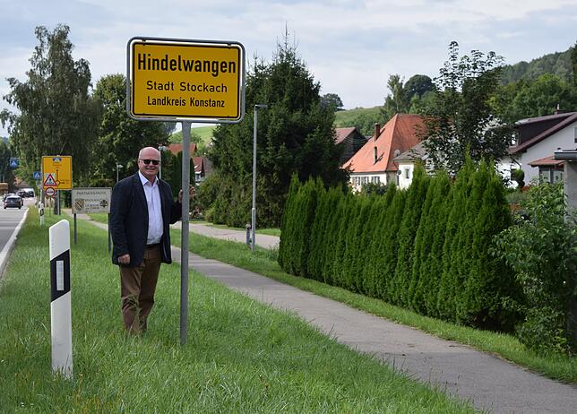 Wolf-Dieter Karle, Ortsvorsteher von Hindelwangen, steht am derselben Stelle, die das alte Foto zeigt. Im Hintergrund sind inzwischen ...