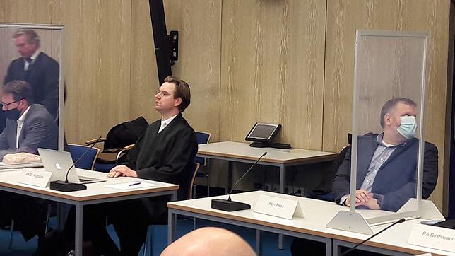 Der Hess-Prozess stockt wegen Corona. Diese Aufnahme zeigt beim Prozessauftakt von links den Angeklagten Peter Ziegler (sitzend) mit ...