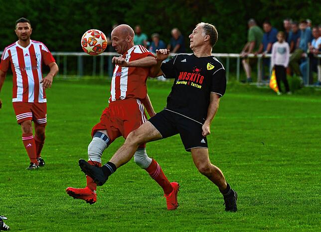 Bild 33: Zwölf Tore fallen beim Derby der Legenden in Rheinfelden &ndash; und wir haben die Bilder!