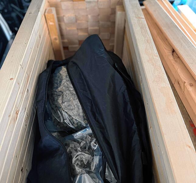 In dem speziell hergerichteten Versteck fanden die Beamten insgesamt 17 Kilogramm Rauschgift.
