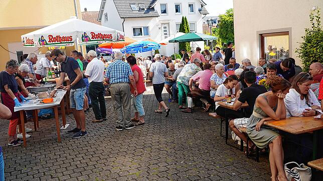Beim Suserfest in Tengen-Büßlingen herrscht großer Besucherandrang bei bestem Spätsommerwetter. Auf den Bierbänken gibt es beste ...