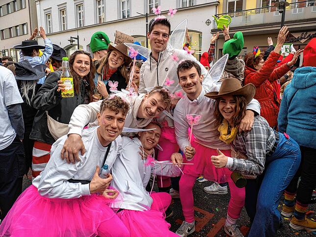 Bild 6: Schmotziger Dunschtig 2024: Tolle Kostüme und gute Laune auf der Marktstätte