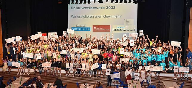 So sieht es aus, wenn Schüler und Lehrer sich freuen – wie bei der Siegerehrung des Schulwettbewerbs 2023 in der Villinger Tonhalle.