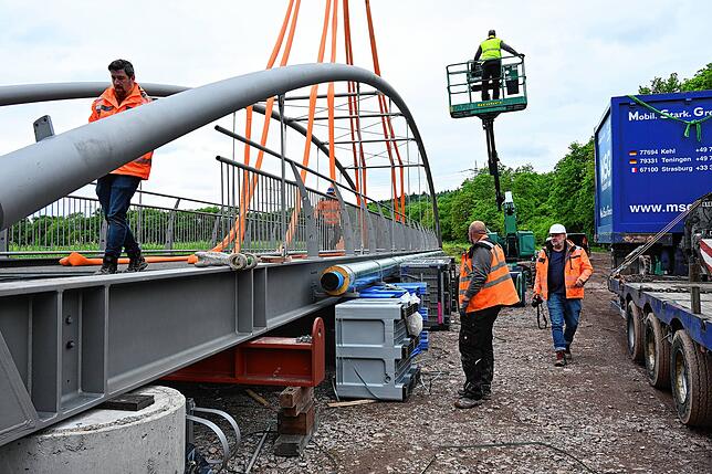 Bild 13: Brückenbau mit Nervenkitzel: Der Einbau der Neuwiesenbrücke für die Pendlerradroute P2