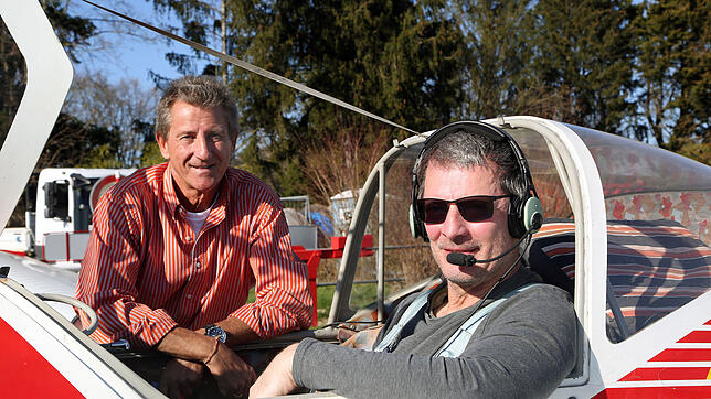 Jan Rössger (rechts) macht die Flugausbildung am Flugplatz in Herten. Er hat kürzlich mit dem Motorsegler seine ersten Alleinflüge ...