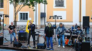 Bild : Raising Crown lässt Rocklegenden auferstehen