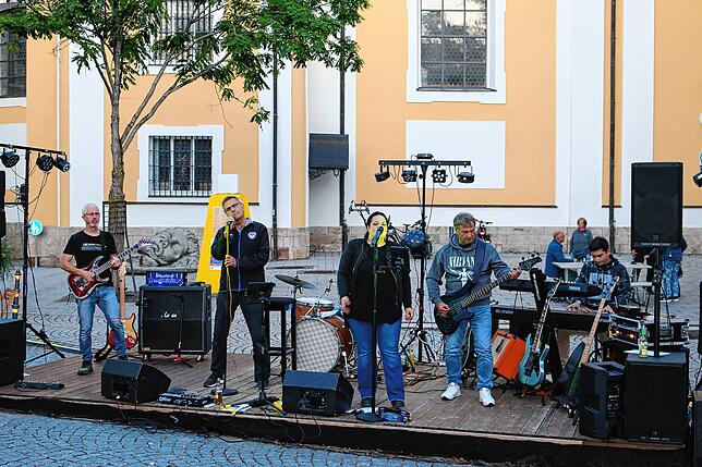 Bild 1: Raising Crown lässt Rocklegenden auferstehen