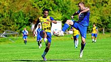Der Radolfzeller Erik Dukart (rechts) erzielt in dieser Szene den Ausgleichstreffer im Spiel gegen den FC Singen. Links der Singener ...