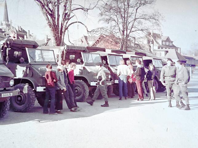 Am Morgen des 25. März 1972 in Radolfzell vor der Altkleidersammlung: Die Pfadfinder verteilen sich auf die Unimogs des Französischen ...
