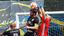 Patrick Hummel klärt hier gegen den Gutmadinger Manuel Huber. Dennoch unterlag die SpVgg F.A.L. den Gästen aus dem Schwarzwald mit 1:2.