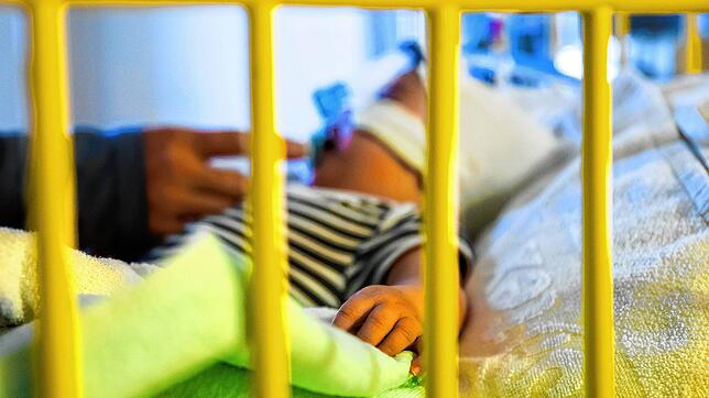 Die Überlastung der Kinderkliniken steigt aufgrund der Atemwegsinfektionen von Kindern und Kleinkindern.