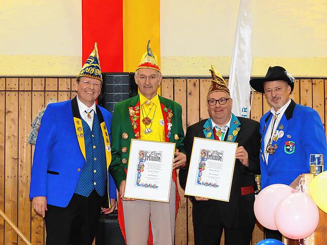 (von links) VHN-Präsident Martin Klein ernannte Jürgen Zwigart und Michael Sutter zu den neuen Ehrenmitgliedern der VHN. ...