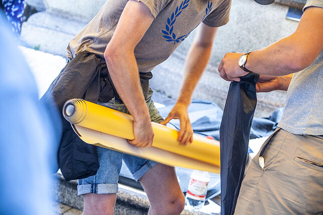 Mitglieder der Identitären Bewegung packen frühzeitig ihre Sachen zusammen.