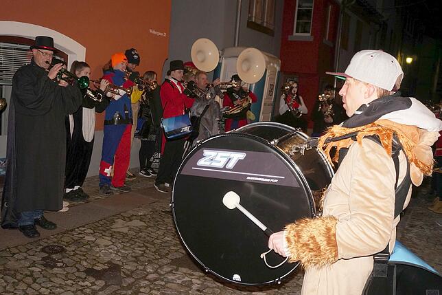 Laute Frühaufsteher: Es ist noch nicht einmal 7 Uhr als die Guggenmusiker der Zarten Säu ihren Beitrag zum Wecken leisten und durch ...