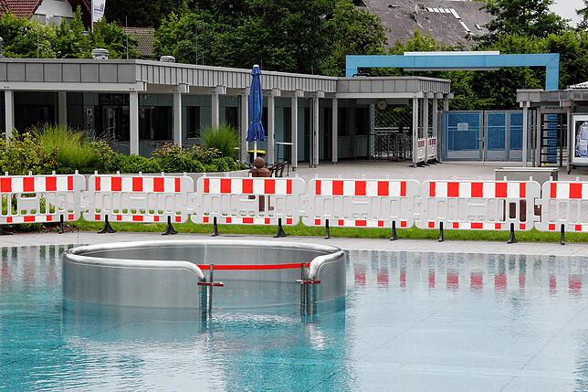 Die enge  Bademuschel im Nichtschwimmerbecken bleibt gesperrt.