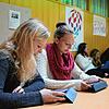 Tablets im Unterricht sind ein Ausnahmefall: Dieses Bild stammt aus dem Jahr 2016. Denise Opalka und Luisa Brehmer (von links), damals ...