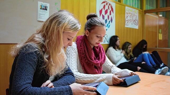 Tablets im Unterricht sind ein Ausnahmefall: Dieses Bild stammt aus dem Jahr 2016. Denise Opalka und Luisa Brehmer (von links), damals ...