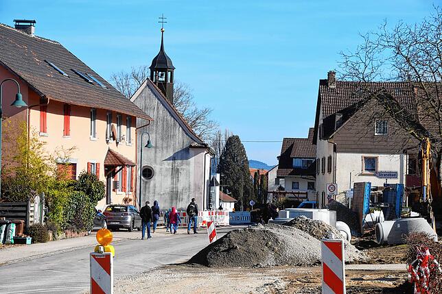 Zahlreiche Leute laufen die Kaiserpfalzstraße entlang Richtung See. Es sind die, die noch einen Stelleplatz auf dem ...