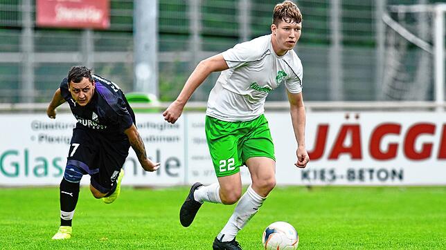 Chancenlos: So wie hier Oliver Waldvogel (links) seinem Gegenspieler Aaron Mößner, liefen die Schonacher den Donaueschingern zumeist ...