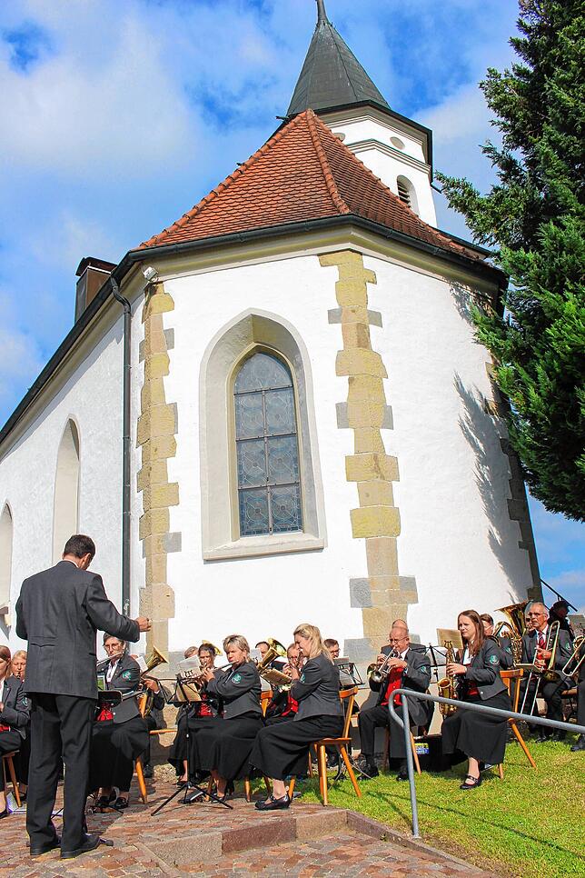 Eine Abordnung der Musikkapelle Großschönach unter Leitung von Dirigent Jürgen Lohr sorgte für schöne Klänge beim Fest.