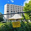 Das ehemalige Hochrhein-Eggberg-Klinikum ist seit Jahren mit Bauzäunen abgesperrt. Auf einem Schild steht: &bdquo;Betreten der Baustelle ...