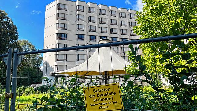 Das ehemalige Hochrhein-Eggberg-Klinikum ist seit Jahren mit Bauzäunen abgesperrt. Auf einem Schild steht: &bdquo;Betreten der Baustelle ...