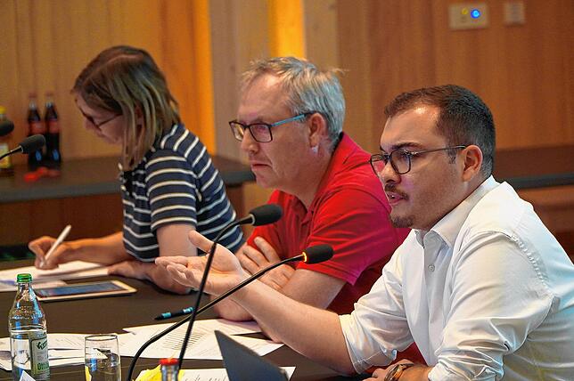 Bauamtsleiterin Petra Fritsch, Kämmerer Thomas Maier und Bürgermeister Selcuk Gök (von links) wollen auf den Rat der Fachleute setzen.